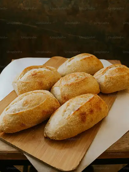 bollos de pan sobre una tabla de cortar de madera