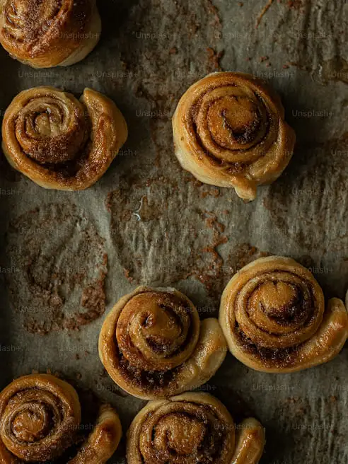 siete rollos de canela con mantequilla