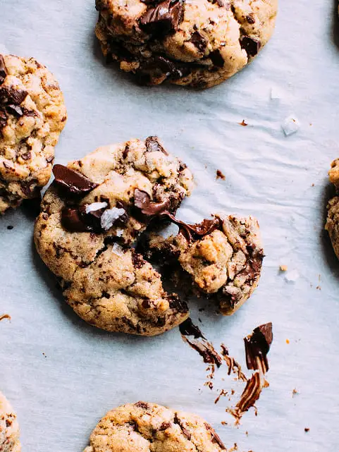 galletas de mantequilla con chocolate y sal en escamas
