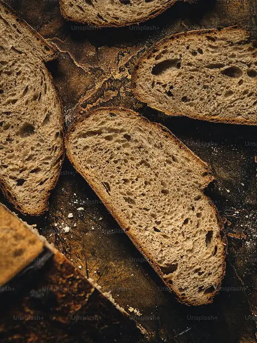 rodajas de pan de centeno dispuestas por la superficie de forma ordenada