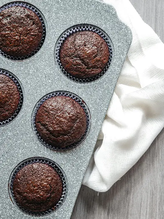 bandeja gris con magdalenas o muffins de chocolate