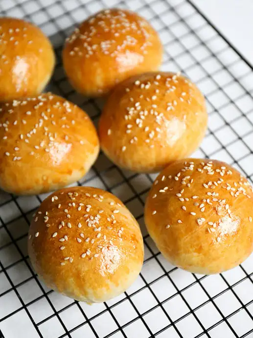 seis bollos de pan de hamburguesa sobre una rejilla negra