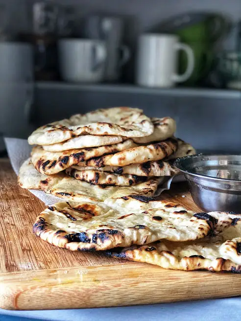 tabla de madera con un papel de cocina y con nueve piadinas